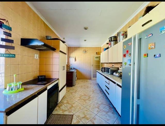 6 BEDROOM HOUSE FOR SALE IN GLENANDA